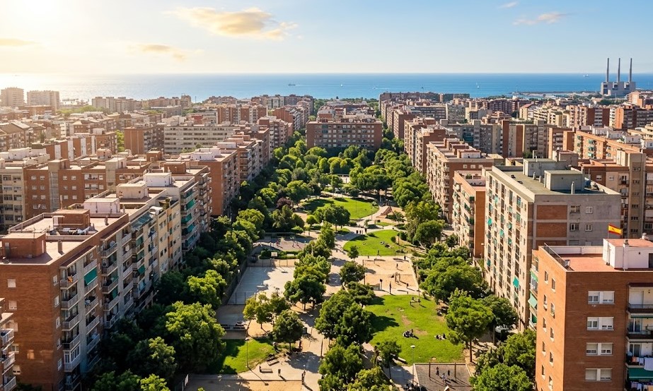Vista del Parc de Lloreda y los bloques de pisos en Badalona